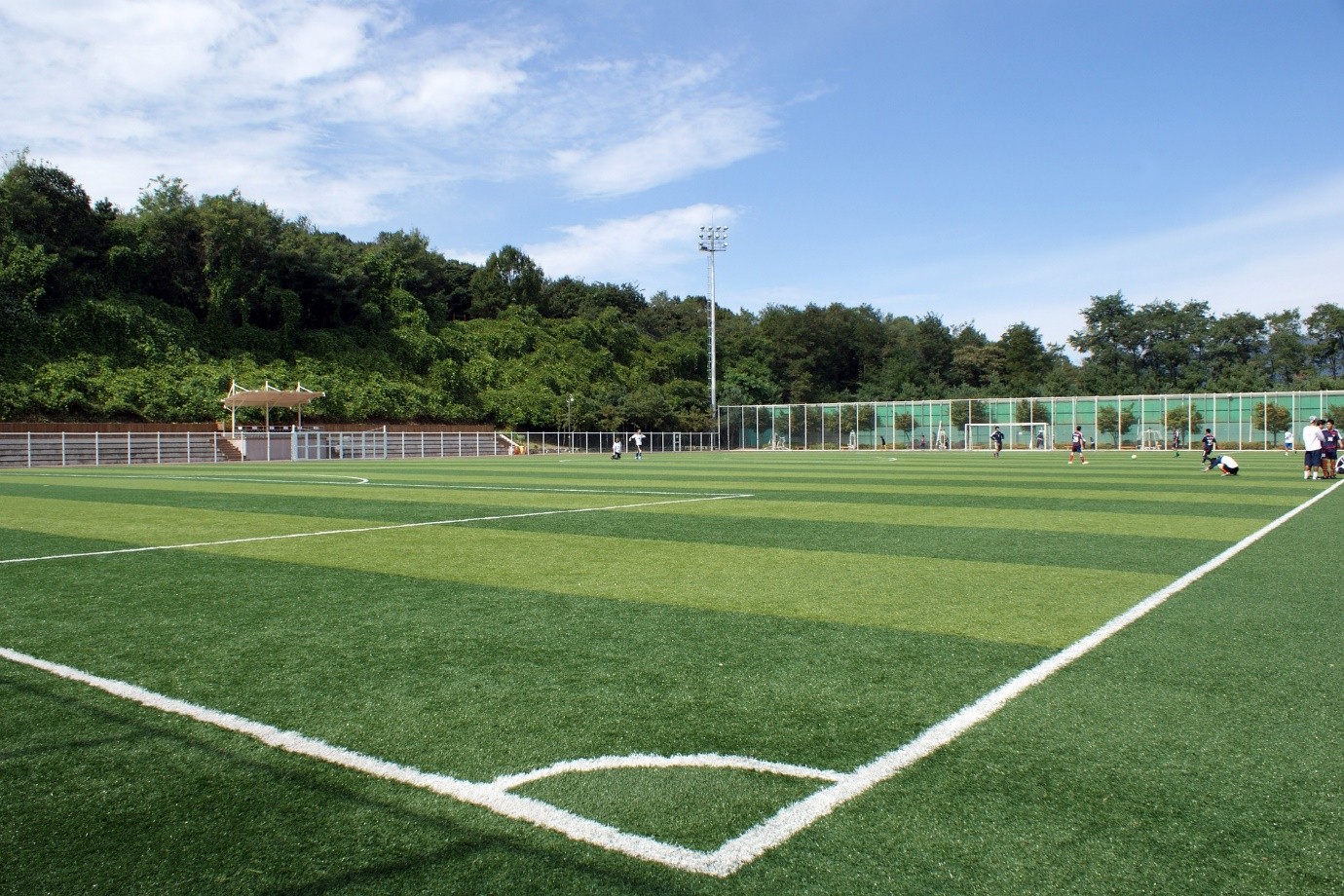 สนามฟุตบอลหญ้าเทียม แหล่งที่จัดเกมส์สร้างมิตรภาพ และกิจกรรมยามว่างของผู้ชายทุกวัย